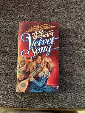 Velvet Song by Jude Deveraux (1983 Pocket Books Paperback)